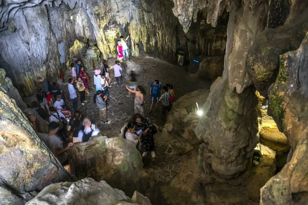 越南下龙湾 2019年4月3日 松索石灰岩洞穴的旅游之旅是最好的之一 位于越南下龙湾联合国教科文组织世界遗产 — 图库照片