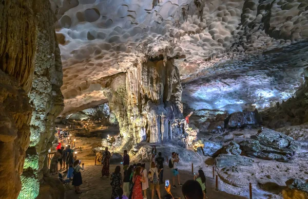 Halong Bay Vietnam Nisan 2019 Sung Sot Kireçtaşı Mağarasında Turist — Stok fotoğraf