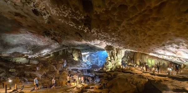 Bahía Halong Vietnam Abril 2019 Viajes Turísticos Cueva Piedra Caliza —  Fotos de Stock