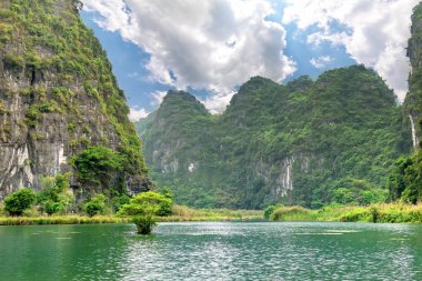 Tam Coc Milli Parkı'nda kireçtaşı dağların doğal manzara. Tam Coc Ninh Binh, Vietnam popüler bir turistik yer.