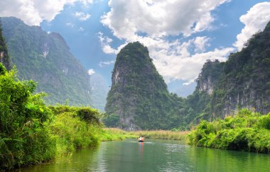 Tam Coc Milli Parkı'nda kireçtaşı dağların doğal manzara. Tam Coc Ninh Binh, Vietnam popüler bir turistik yer.