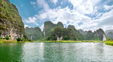 Tam Coc Milli Parkı'nda kireçtaşı dağların doğal manzara. Tam Coc Ninh Binh, Vietnam popüler bir turistik yer.