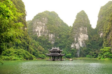 Tam Coc Milli Parkı'nda Vu Cung Manzara. Burası Tran Hanedanı'nın Nguyen Mong ordusuna karşı mücadelesinin gerçekleştiği yerdi ve aynı zamanda Vietnam'daki feodal kralların uygulama yeriydi..
