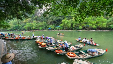 Ninh Binh, Vietnam - 5 Nisan 2019: Marina ve feribotçu Ulusal Park'ın Dong Nehri Tam Coc'undan toplanıyor. Tam Coc Ninh Binh, Vietnam popüler bir turistik yer.