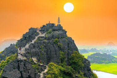 Ninh Binh, Vietnam - 5 Nisan 2019: Mua Mağarası dağ bakış açısı, Dağ sırası ile Tam Coc alanının çarpıcı görünümü, pirinç tarlaları. Ninh Binh, Vietnam'daki Çin Seddi gibi.