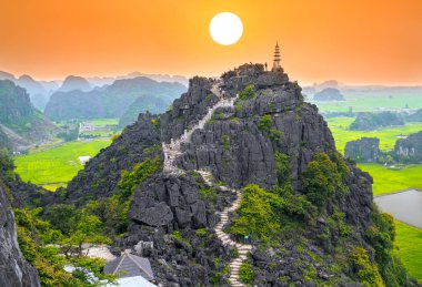 Ninh Binh, Vietnam - 5 Nisan 2019: Mua Mağarası dağ bakış açısı, Dağ sırası ile Tam Coc alanının çarpıcı görünümü, pirinç tarlaları. Ninh Binh, Vietnam'daki Çin Seddi gibi.