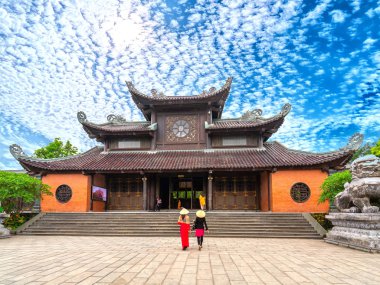 Ninh Binh, Vietnam - 5 Nisan 2019: Ninh Binh, Vietnam'ın güney doğu Asya'sının en büyüklerinden biri olan Bai Dinh pagoda'da aile barışı için dua etmek için tapınağa giden turistler