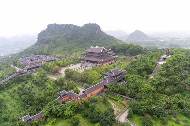 Yukarıdan Bai Dinh tapınak kompleksi Peyzaj Ninh Binh, Vietnam en büyük ve en büyük tapınak Güneydoğu Asya biridir.