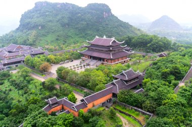 Yukarıdan Bai Dinh tapınak kompleksi Peyzaj Ninh Binh, Vietnam en büyük ve en büyük tapınak Güneydoğu Asya biridir.