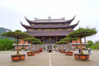 Ninh Binh, Vietnam - 5 Nisan 2019: Tam Bai Dinh tapınak kompleksinde Tam Buddha'nın ana mimarisi, Ninh Binh, Vietnam'ın güney doğu Asya'sının en büyüklerinden biri olan ziyarete turistleri cezbediyor