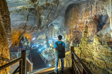 Ninh Binh, Vietnam - 7 Nisan 2019: Phong Nha Milli Parkı'nda sarkıt ve dikitlerle cennet mağarasını izleyen siluet gezgini, Quang Binh, Vietnam