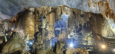 Phong Nha milli parkı sarkıt ve dikitler ile Beautiful Paradise Mağarası, Quang Binh, Vietnam