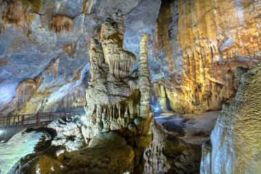 Phong Nha milli parkı sarkıt ve dikitler ile Beautiful Paradise Mağarası, Quang Binh, Vietnam