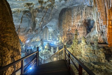 Phong Nha milli parkı sarkıt ve dikitler ile Beautiful Paradise Mağarası, Quang Binh, Vietnam