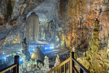 Phong Nha milli parkı sarkıt ve dikitler ile Beautiful Paradise Mağarası, Quang Binh, Vietnam