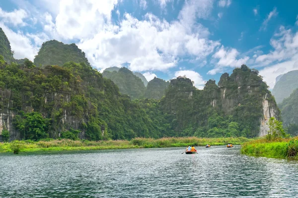 ニンビン ベトナム 2019年4月5日 タムコック国立公園のNgo Dong川で観光客を運ぶ人々のボートを漕いでください タムコックはニンビン ベトナムで人気の観光地です — ストック写真