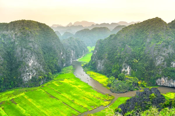 ニンビン ベトナム 2019年4月5日 ムア洞窟の山の視点 水田とタムコックエリアの素晴らしい景色 ベトナム ニンビンの万里の長城などです — ストック写真