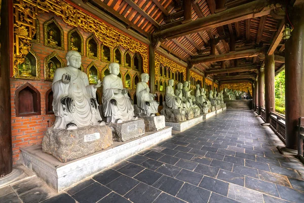 Ninh Binh Vietnã Abril 2019 Estátuas Buda Longo Corredor Levam — Fotografia de Stock