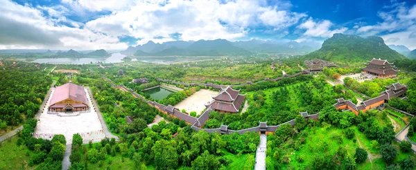 上空から見たバイディン寺院の景観は ベトナムのニンビンで最も大きく 最大の寺院東南アジアの一つです — ストック写真