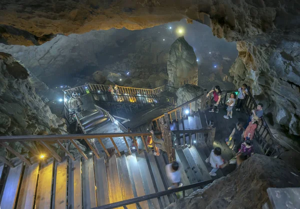 Ninh Binh Vietnam April 2019 Touristen Besuchen Auf Einem Holzsteg — Stockfoto