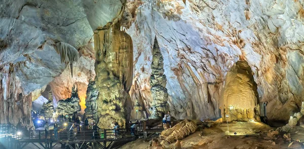 Ninh Binh Vietnam Abril 2019 Los Turistas Visitan Pasarela Madera — Foto de Stock