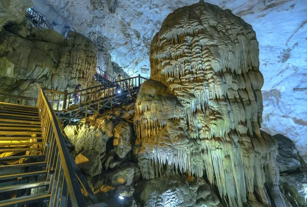 Ninh Binh Vietnam Abril 2019 Los Turistas Visitan Pasarela Madera — Foto de Stock