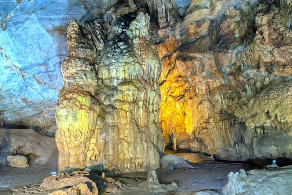 Пещерные Известняковые Геологические Образования Красивыми Сталактитами Сталагмитами Создают Впечатляющие Черты — стоковое фото