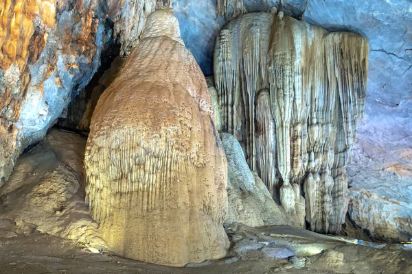 Kształcie Jaskini Wapienne Formacje Geologiczne Pięknymi Stalaktytami Stalagmitami Tworzą Spektakularne — Zdjęcie stockowe