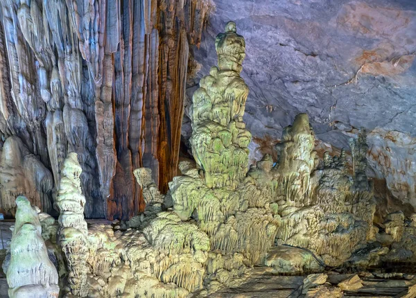 洞穴形状的石灰岩地质构造与美丽的钟乳石和石笋在自然界创造壮观的特征 — 图库照片