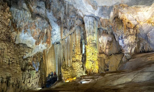 Formações Geológicas Pedra Calcária Forma Caverna Com Belas Estalactites Estalagmites — Fotografia de Stock