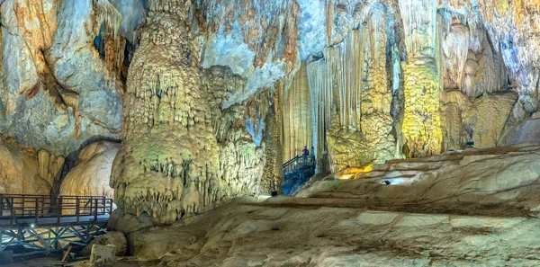 Formaciones Geológicas Piedra Caliza Forma Cueva Con Hermosas Estalactitas Estalagmitas — Foto de Stock