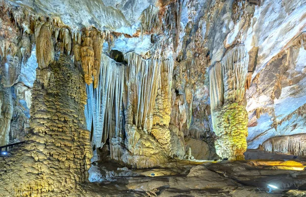 Formações Geológicas Pedra Calcária Forma Caverna Com Belas Estalactites Estalagmites — Fotografia de Stock