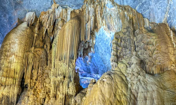 Kształcie Jaskini Wapienne Formacje Geologiczne Pięknymi Stalaktytami Stalagmitami Tworzą Spektakularne — Zdjęcie stockowe