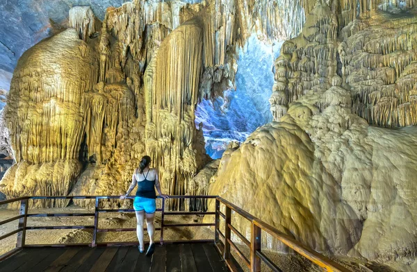 Ninh Binh Vietnam Abril 2019 Mujer Viajera Con Silueta Vista — Foto de Stock