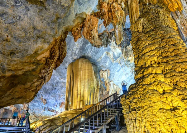 Нинь Бинь Вьетнам Апреля 2019 Года Мужчины Фотографируются Пещере Парадизе — стоковое фото
