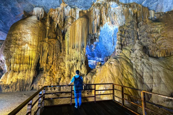 Ninh Binh Vietnam Abril 2019 Hombre Viajero Silueta Viendo Paradise — Foto de Stock