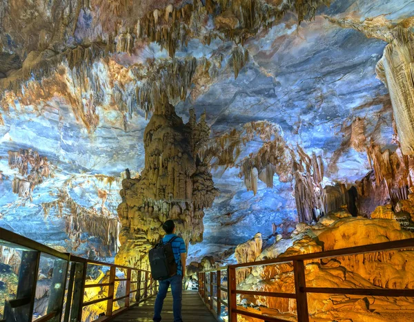 Ninh Binh, Vietnam - 7 Nisan 2019: Phong Nha Milli Parkı'nda sarkıt ve dikitlerle cennet mağarasını izleyen siluet gezgini, Quang Binh, Vietnam