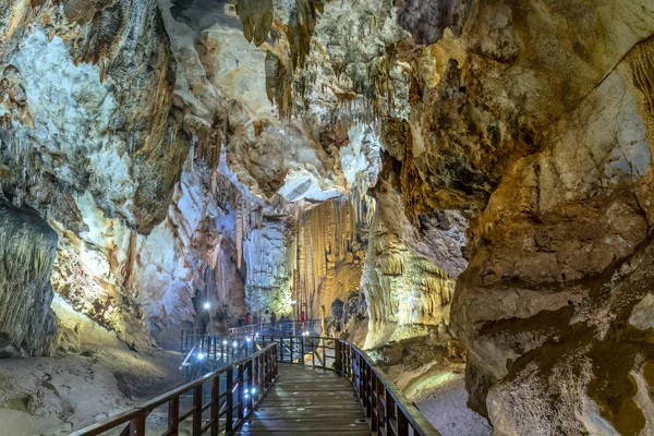 국립공원의 종유석과 석순이 아름다운 파라다이스 베트남 — 스톡 사진