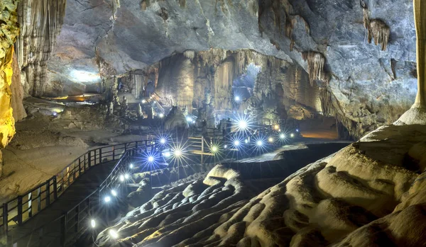 Hermosa Cueva Del Paraíso Con Estalactitas Estalagmitas Parque Nacional Phong — Foto de Stock