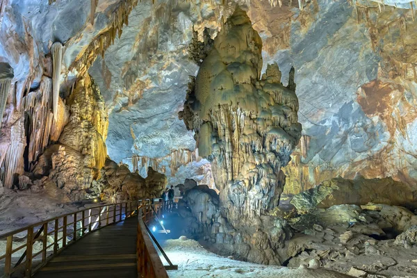 Formaciones Geológicas Piedra Caliza Forma Cueva Con Hermosas Estalactitas Estalagmitas — Foto de Stock