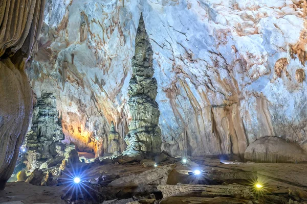 Formaciones Geológicas Piedra Caliza Forma Cueva Con Hermosas Estalactitas Estalagmitas — Foto de Stock