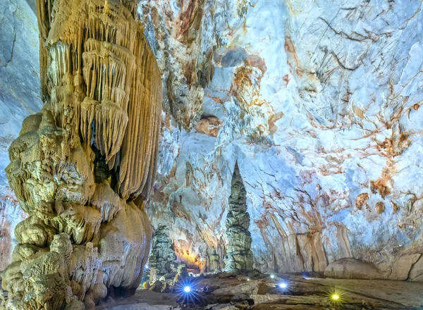 Vápencové Geologické Útvary Krásnými Stalaktity Stalagmity Vytvářejí Přírodním Světě Nádherné — Stock fotografie