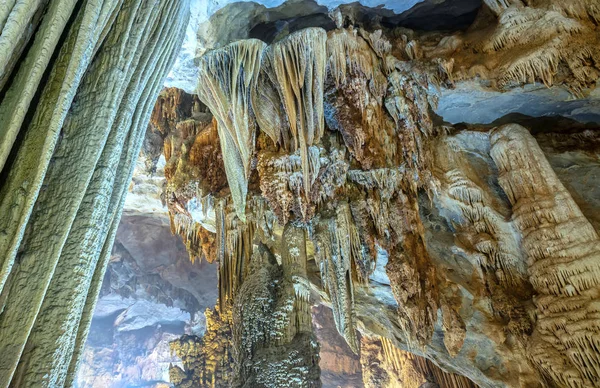 Jaskinia Beautiful Paradise Stalaktytami Stalagmitami — Zdjęcie stockowe