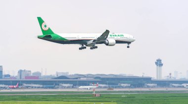 Ho Chi Minh City, Vietnam - 29 Mayıs 2019: Eva Air'in Boeing 777 uçağı kentsel alanların üzerinden uçmak Tan Son Nhat Uluslararası Havaalanı'na inmeye hazırlanıyor, Ho Chi Minh City, Vietnam.