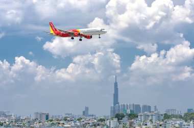 Ho Chi Minh City, Vietnam - 1 Haziran 2019: Vietjet Air airbus a321, Ho Chi Minh City, Vietnam'daki Tan Son Nhat Uluslararası Havaalanı'na iniş hazırlamak için bulutların gökyüzünde yatarken yatarken. 