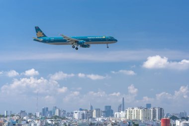 Ho Chi Minh City, Vietnam - 1 Haziran 2019: Ho Chi Minh City, Vietnam'daki Tan Son Nhat Uluslararası Havaalanı'na iniş hazırlamak için bulutların gökyüzünde uçan Vietnam havayolları. 