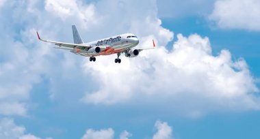 Ho Chi Minh City, Vietnam - 1 Haziran 2019: Jetstar Pacific'in bulutların arasından uçan Airbus A320, Tan Son Nhat Uluslararası Havaalanı'na inmeye hazırlanıyor, Ho Chi Minh City, Vietnam