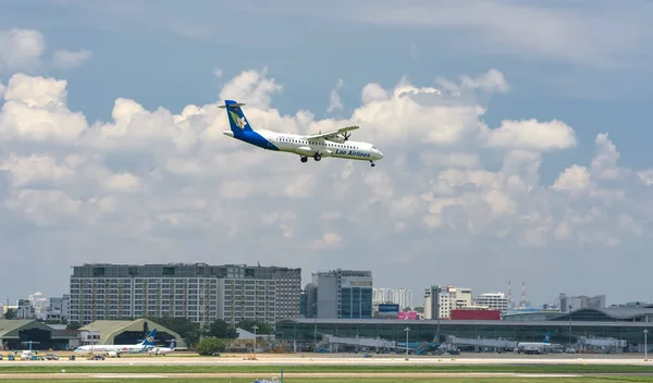 ホーチミン市 ベトナム 2019年6月1日 雲空を飛行するラオス航空の飛行機Atr72は ベトナムのホーチミン市のタンソンニャット国際空港に着陸する準備をします — ストック写真