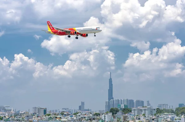 ホーチミン市 ベトナム 2019年6月1日 ベトナムのホーチミン市のタンソンニャット国際空港に着陸準備するために雲の空を横たえてベトジェットエアエアバスA321 — ストック写真