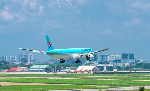 ホーチミン市 ベトナム 2019年6月1日 雲空を飛行する大韓航空の旅客機ボーイング737は ベトナムのホーチミン市のタンソンニャット国際空港に着陸する準備をします — ストック写真